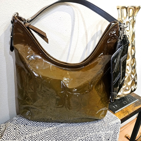 Coach Enamal 2 way shoulder bag. - Picture 1 of 16